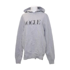Grå hoodie med tryck - Super fin och unik hoodie men mode tidningens namn Vogue på💗