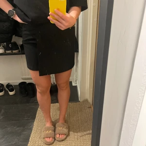 Svart omlott kjol NA-KD  - Superfin onlottkjol från NA-KD i strl 36! 