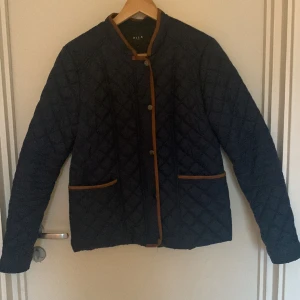 Vila jacka  - Jättefin Vilajacka i väldigt bra skick! Jackan är i storlek M🌸