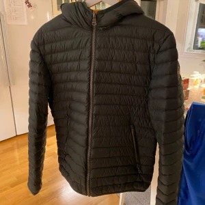Colmar Jacka - Säljer en höst/vår colmar jacka. Jackan är mörk grön i bra skick, inga defekter. Storlek S man men passar även som kvinnlig i storlek M.  Nypris: 3700kr Hör av dig för fler bilder, frågor eller intresse!☺️💞