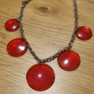 Halsband vintage  - Halsband med röda berlocker 