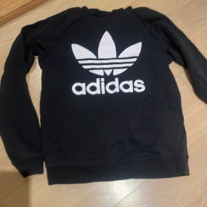 Adidaströja i fint skick - Adidaströja använd endast ett fåtal gånger 