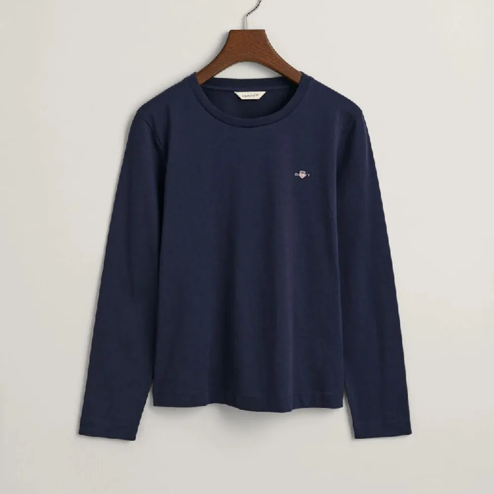 Nyligen köpt Gant långärmad navy blå tröja som inte kommer till användning längre💗Ordinarie pris: 600kr Säljer för: 350. T-shirts.