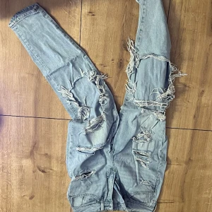 Trasiga ljusblåa jeans  - Använda några gånger 