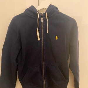 Ralph Lauren hoodie - Säljer numera en skit snygg Ralph Lauren hoodie vars modell inte längre går att köpa. Tröjan är i mycket bra skick och passar tyvärr inte mig längre. Vid frågor är det bara att hörs av er!