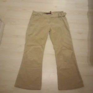 manchester byxor  - bootcut lågmidjade manchester byxor med cool detalj