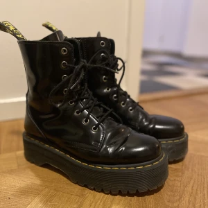 Dr. Martens Jadon - Perfekt ingådda Dr. Martens Jadon i mycket gott skick. Använda sparsamt pga. Lite för stora. 