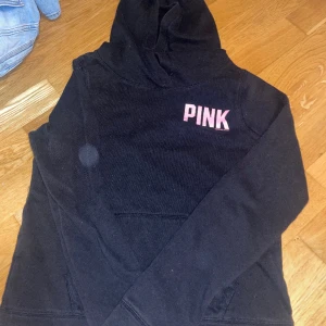 Victoriad Secret PINK hoodie - Bara använd ett fåtal gånger. Perfekt skick. Pris går alltid att diskuteras💕