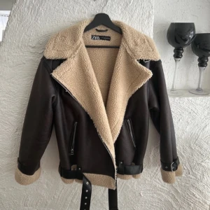 Jacka - En snygg jacka som inte har andvänts pga att jag inte tycker den passar mig!