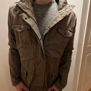 Fieldjacka - Tjena! Jag ska sälja nu denna fieldjackan som är sjukt grischig, storlek M. Skicket 9,5/10 Vid funderingar/bilder är det bara att höra av sig//LB