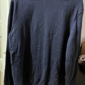 Marinblå tröja. - Tröja från jack & jones i storlek M. Jättefint skick och inga skavanker. Lite mer basic och passar därför till vardagen. 