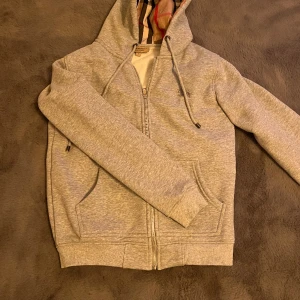 Burberry zip - Hej, säljer nu en burberry zip som bara är testad, tröjan är i väldigt bra skick. Pris går att diskutera
