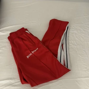 Palm Angels Pants - Tja, säljer nu mina Palm Angels byxor pågrund av att dem passar ej mig längre. Skick 9/10, säljer dem för 1500kr! Vid snabb affär kan jag gå ner i pris.