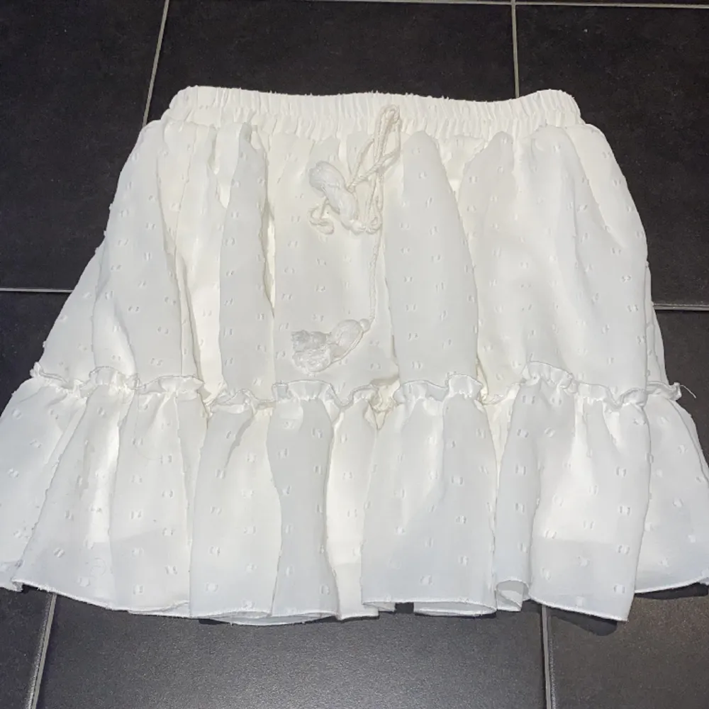 En vit liten flowig kjol med elastiskt midjeband. Otroligt gullig 🌸. Kjolar.