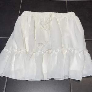 En vit liten flowig kjol med elastiskt midjeband. Otroligt gullig 🌸