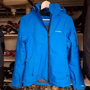 Blå skidjacka - Säljer min gamla skidjacka från Everest i storlek 36. 