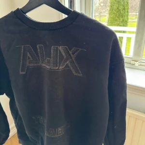 Tröja  - Tröja från märket alix. Köpte den för 1200 men använd så säljer för 120.