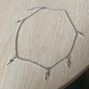 Halsband - Blixt halsband, vet ej vilket märke, bra skick, silver
