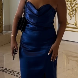 Festklänning i Marinblå, (S-M) Använd en gång - Finklänning i marinblått, storlek S-M, använd en gång, slit i klänningen till knäet, inget kupstöd, köpt i en klänningsbutik i Kosovo