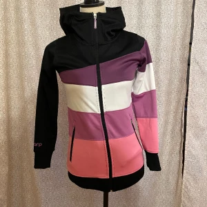 Tröja med luva  - En Warptröja i gott skick. Storlek 146/152. En liten fläck/missfärgning som syns om man tittar noga. 