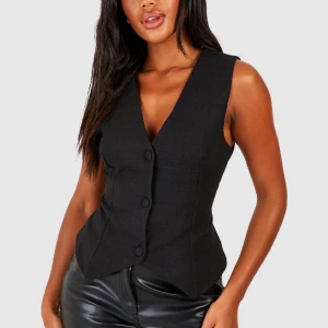 Ny kostymväst - Svinsnygg kostymväst frå boohoo. Råkade köpa en för stor storlek så säljer nu nu med prislapp kvar. Endast testad!