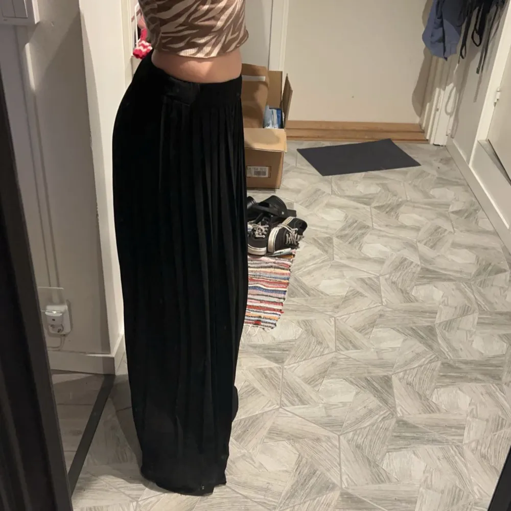 Jättevacker kjol perfekt nu under sommaren som tyvärr inte kommer till användning längre💕🌷Sitter som en S men skulle nog säga att även M kan ha den💕. Hameet.