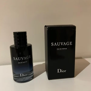 Dior Sauvage - Tja! Säljer nu denna grymma parfymen från Dior då jag vill testa något nytt. Parfymen är sparsamt använd och skulle uppskatta att det är 75 - 80 ml kvar vilket är mycket. Parfymen passar till alla tillfällen och alla åldrar. Hör av er vid frågor!😃 