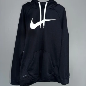 Hoodie Nike - Svart ”Dri-FIT” hoodie i storlek L, från Nike. Tunt material