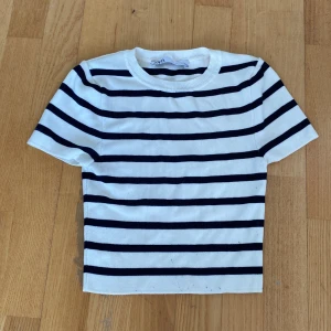 Jättesöt tröja från zara💗💗 - Tröjan är i storlek S🌷säljer eftersom har ingen andhämtning av denna. 