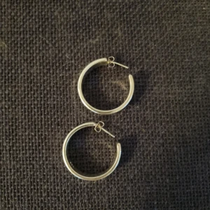 Silver örhängen  - Fina silver örhängen🤍 Märket är däremot okänt🤍Stämpel finns🤍 Diameter: 3cm🤍 Bredd:8mm🤍