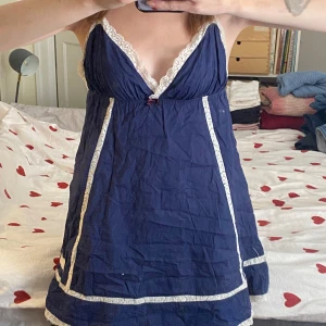 Odd Molly nattlinne/Klänning!  - Säljer mitt superfina ”Odd Molly” nattlinne/klänning, med otroligt söta spetsdetaljer 🤍  Längden på hela nattlinnet är 60cm!  Knappt använt så i topp skick 🌸 Står ingen storlek men passar xs-s! 