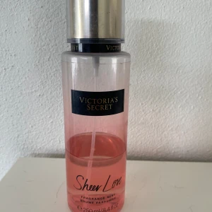 Victoria secret parfym  - 1/4 kvar av parfymen, går inte att köpa längre därav priset.