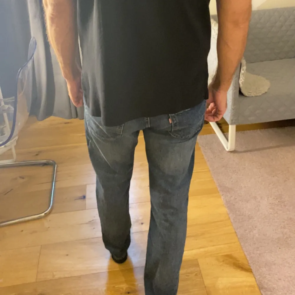 Levi’s jeans i fint skick!! Modell, 502 Storlek, W31, L34 Riktigt snygga jeans som är använda ett fåtal gånger🥰. Jeans & Byxor.