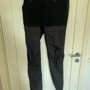 Frilufts byxor - Frilufts byxor från high mountain. Endast använd en gång. Storlek 36L