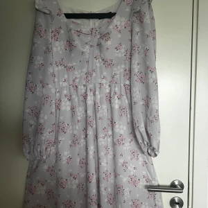 Sommarklänning  - Super fin sommarklänning ✨ Storlek 34-36 🫶🏽 Bara att hör av sig om ni vill ha fler foton 💞