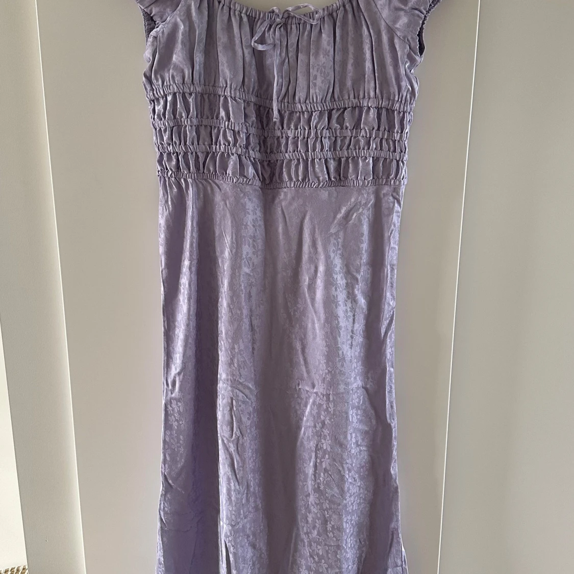 Oanvänd lila klänning 