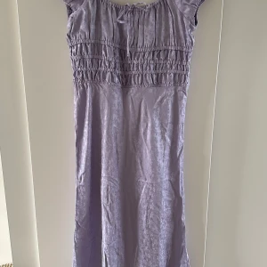 Oanvänd lila klänning  - Helt oanvända klänningar från Asos. Ligger kvar i påsarna dom kom i. Har i storlekarna 38 och 42.  Beställde 3 olika storlekar och behöll 40 själv. Var försent att returnera sedan.  Jättefin! Originalpris: 569kr