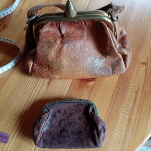 Vintage Liten handväska med portmonnä skinn  - Vintage , liten handväska och portmonnä skinn,bruksslitage finnes ,se bilder..