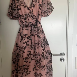 Sommarklänning  - Super fin sommarklänning som jag aldrig har använt, lappen sitter kvar ✨ Storlek 34-36 🫶🏽 Bara att hör av sig om ni vill ha fler foton 💞