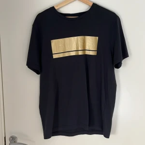 Hugo Boss t-shirt  - Hugo Boss t-shirt i bra skick. Använd fåtal gånger.