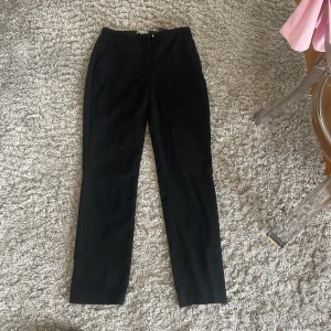 Svarta kostymbyxor, stl 36 - Svarta kostymbyxor i stl 36 från HM. Använt få tal gånger. 