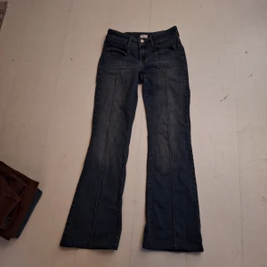 lågmidjade jeans Nelly - ett par lågmidjade jeans ifrån nelly. de är aldrig använda. storlek W36 L30