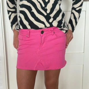 Rosa miniskirt - Säljer denna rosa miniskirt i storlek xs, från SisterS point💕Tyget är lite urtvättat annars bra skick, knappen är byggd att vara lös💕