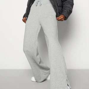 Nike wide pants träningsbyxor mjukisbyxor  - I väldigt fint skick. Nypris 899. Använts väldigt lite då de är lite för korta för mig (jag är 178cm). Storlek M men passar olika ifall man vill ha baggy eller ej.   Inklusive frakt ;) 