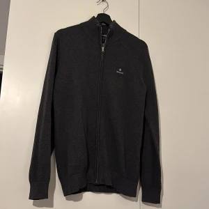 Gant Stickad Swatshirt M - - Gant stickad sweatshirt med zip storlek M - Skick 9/10 knappt använd