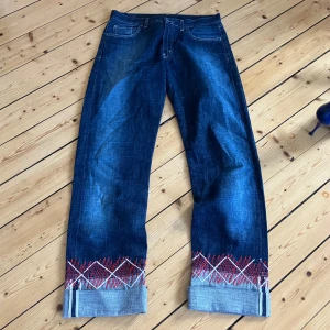 DESIGNER JEANS - STYLISH JEANS ⚪️ FRÅN DESIGNER MÄRKET E-PLAY ⚪️  Storlek W31  ⚪️ 84 cm runt midjan ⚪️ Innerbenslängd 88 cm  eller 82 cm uppvikta som på bilden ⚪️ Jag är 177 cm och har storlek 29 ⚪️ Skick enl bild ⚪️ Använd gärna köp nu 🫶