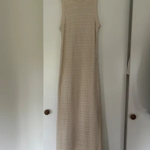 Vila klänning - En beige Vila långklänning. Använd max 3 gånger. Som ny. Normal i storlek 