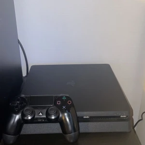 Ps4 slim 1 TB med tillhörande kontroll samt strömkabel - Varan fungerar som nytt 