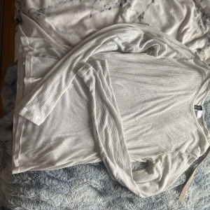 genomskinlig vit topp - En snygg genomskinlig vit långärmad, ger lite en vibe ut av intimissimi fast ett annat material. 🩷