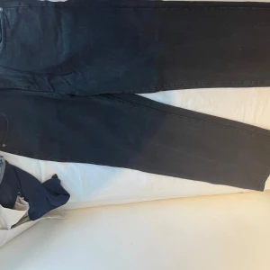 Jeans - Aldrig använda tagg finns kvar